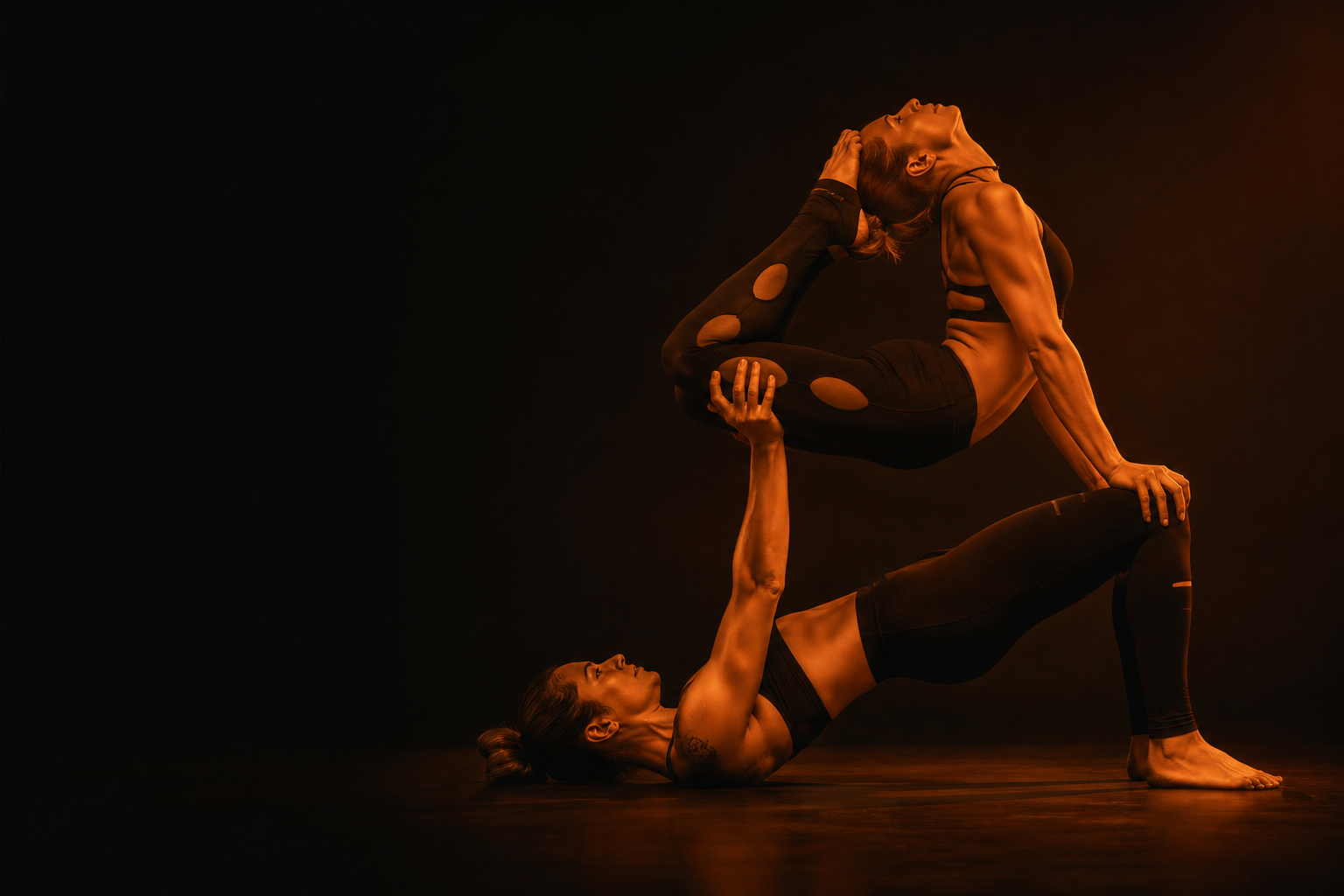 Acrobacia em dupla com iluminação quente